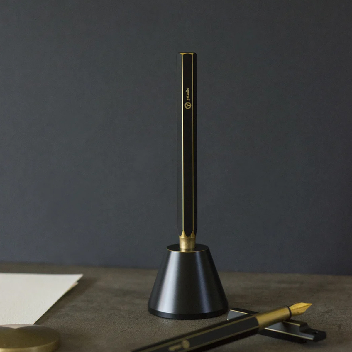 Pildspalva-ar-rakstamspalvu-Black,-Classic-Revolve-Desk-Fountain-Pen,-F,-Ystudio