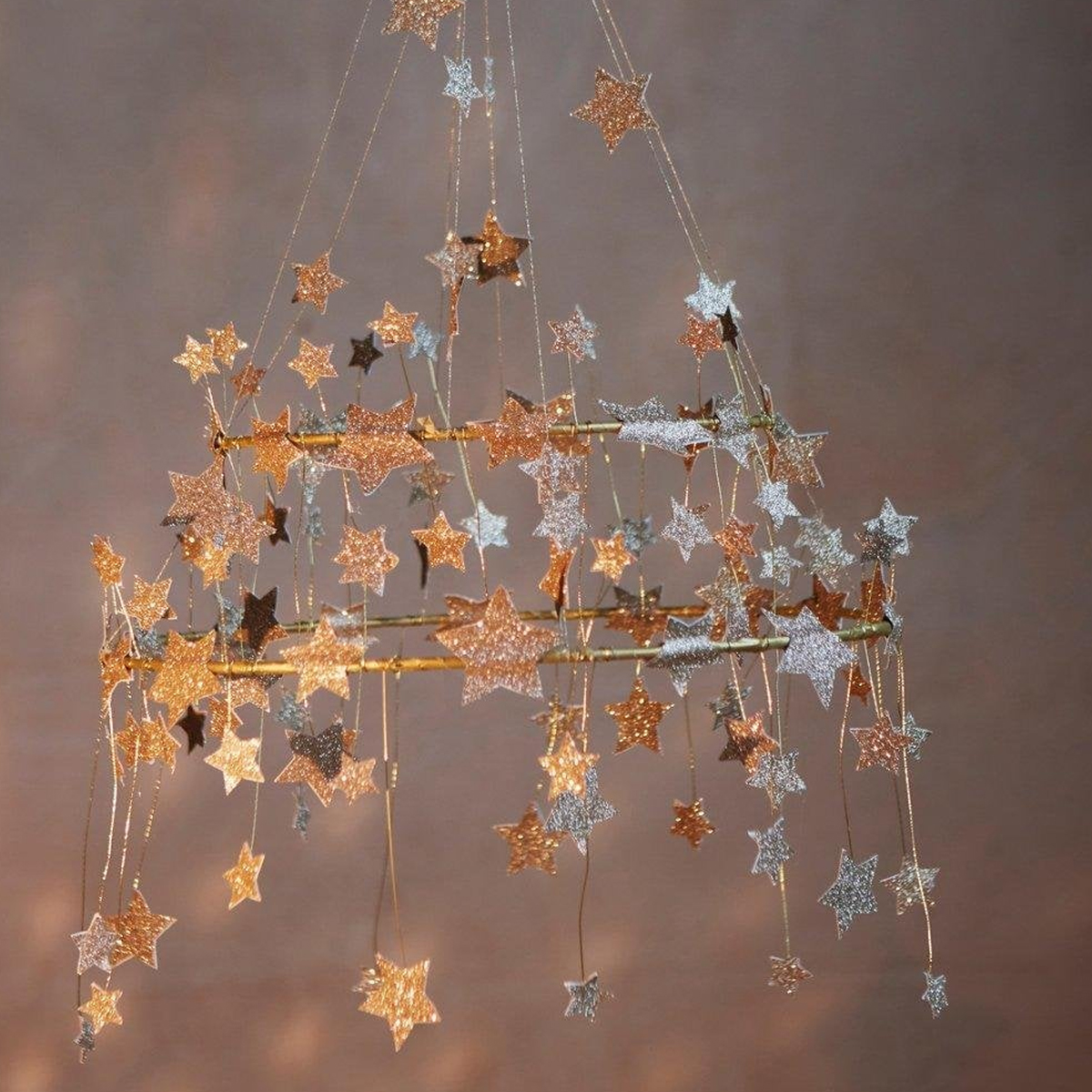 3_Dekors-Sparkle-Star-Chandelier,-Gold,-Meri-Meri