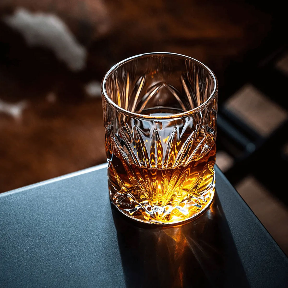 2_Viskija-akmenu-un-glazu-komplekts-The-Connoisseur's-Set,-Palm-Whisky-Glass