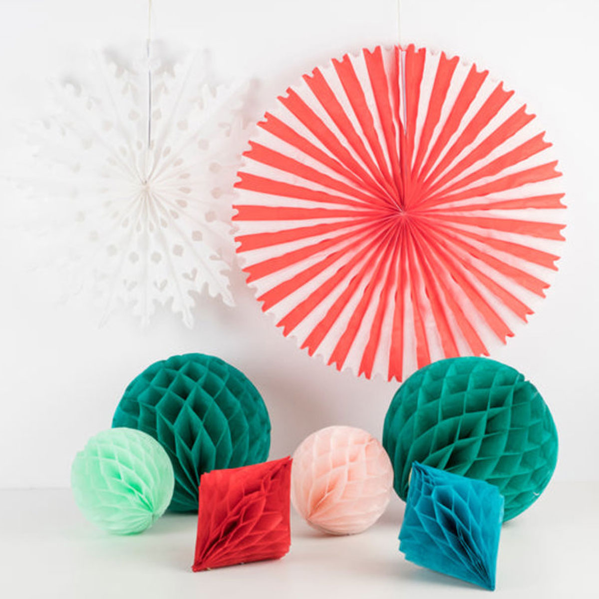 3_Dekoraciju-komplekts-Christmas-Honeycomb-Decoration-Kit,-Meri-Meri
