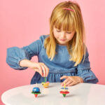 2_Koka-rotallieta-Dizzy-Monster,-Spinning-top,-dazadi-veidi