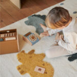 2_Koka-telefons-Selma-classic-phone,-Golden-caramel,-Liewood
