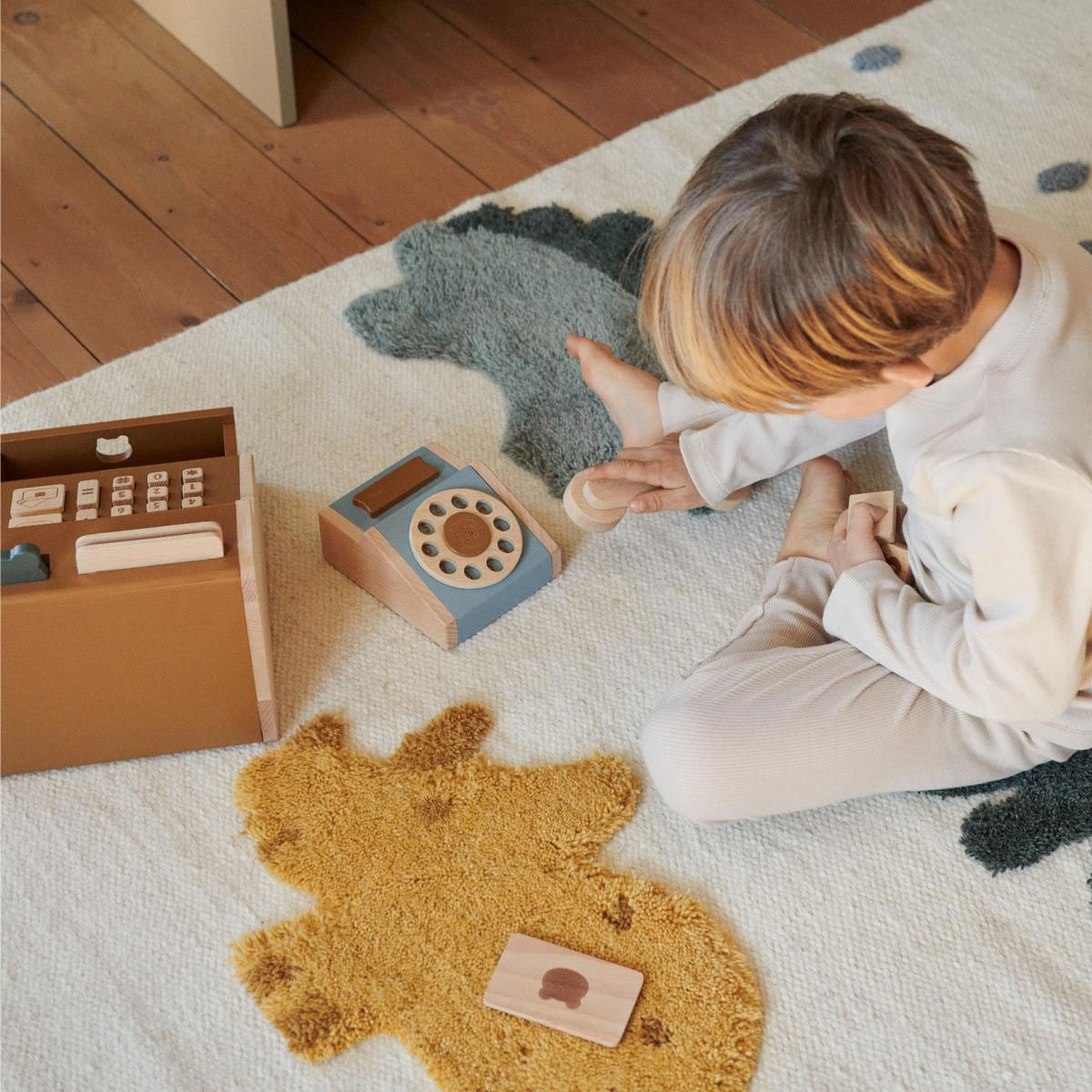 2_Koka-telefons-Selma-classic-phone,-Golden-caramel,-Liewood
