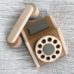 3_Koka-telefons-Selma-classic-phone,-Golden-caramel,-Liewood