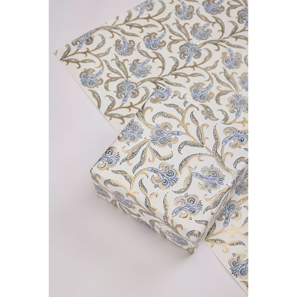 2_Davanu-iesainojamais-papirs-Iris-Glitz-Blue-Stone,-Hand-Marbled