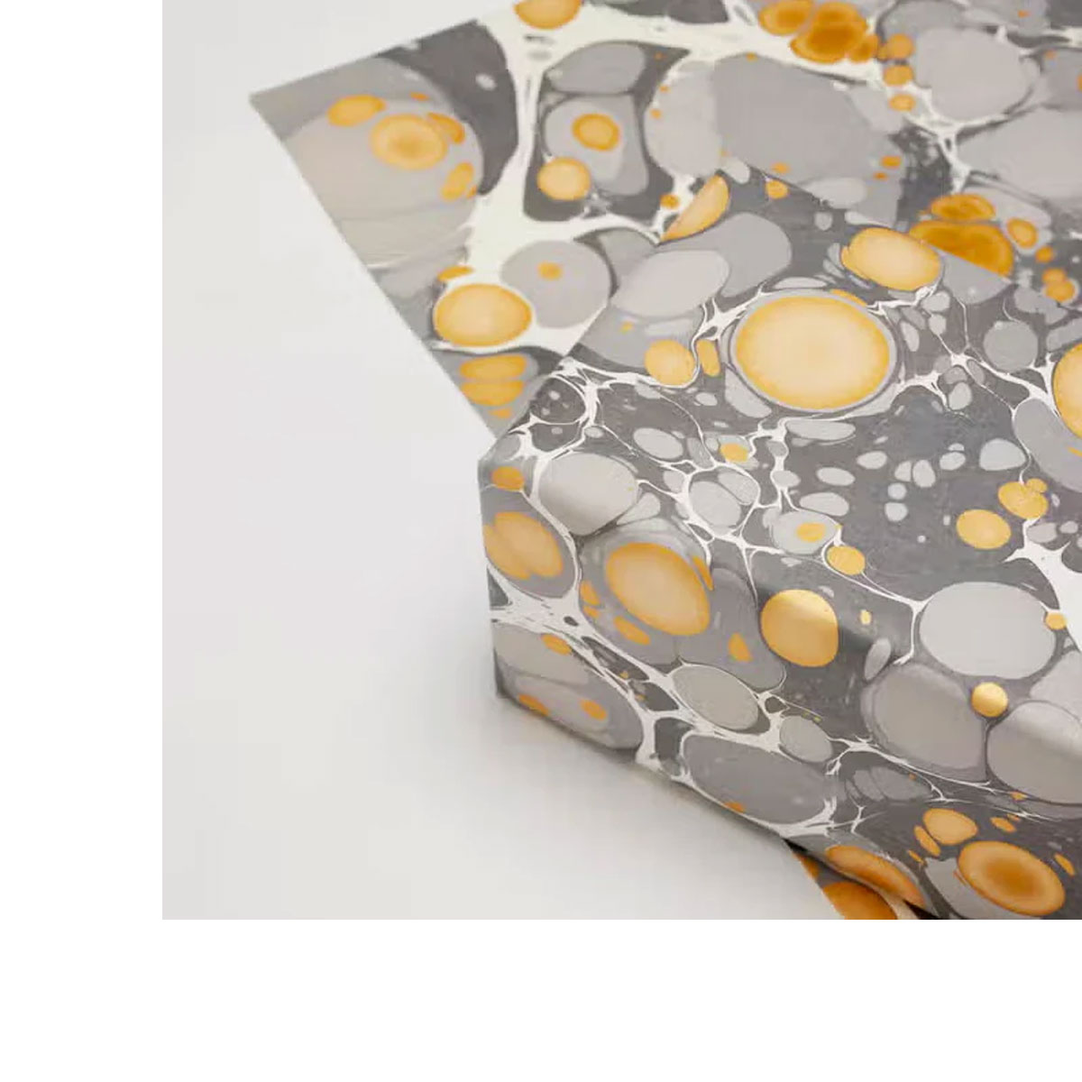 2_Davanu-iesainojamais-papirs-Stone-Slate,-Hand-Marbled