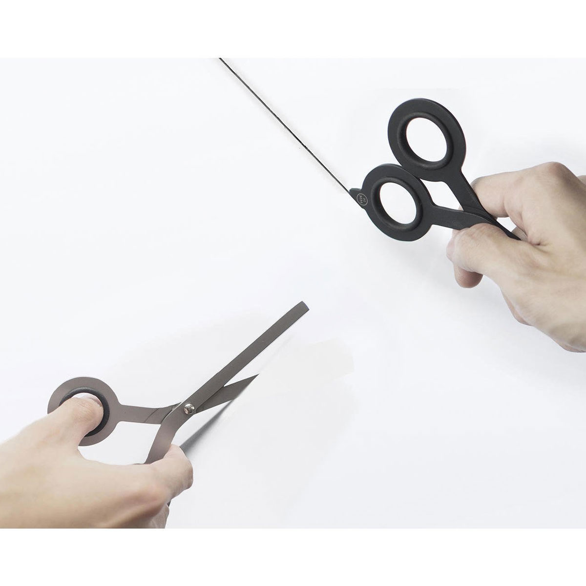 2_Nerusejosa-terauda-skeres-Scissors-BK,-ar-stativu