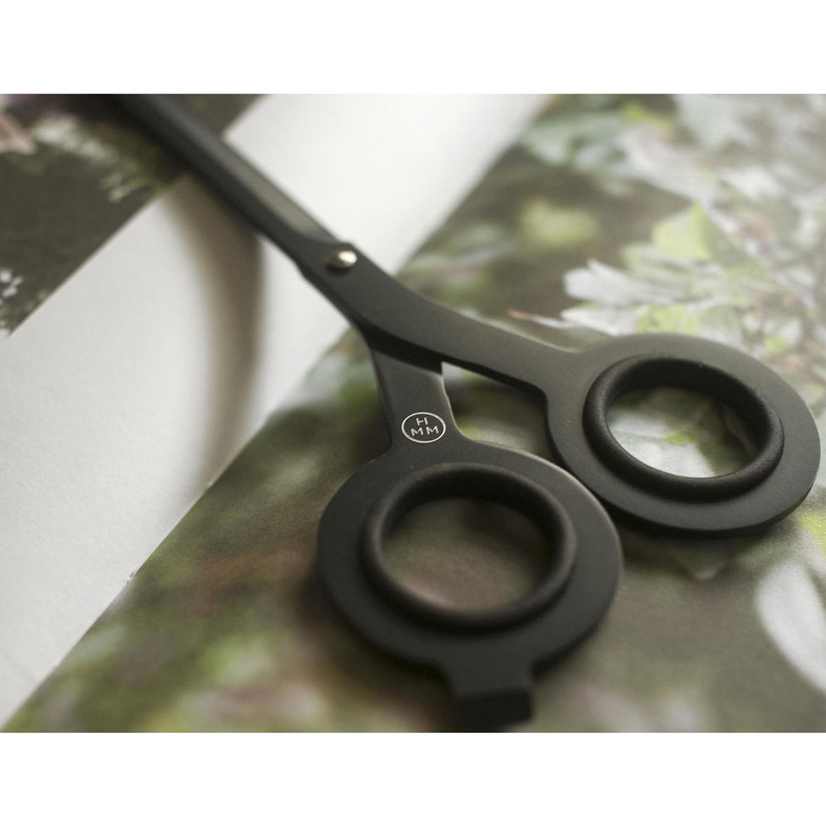 3_Nerusejosa-terauda-skeres-Scissors-BK,-ar-stativu