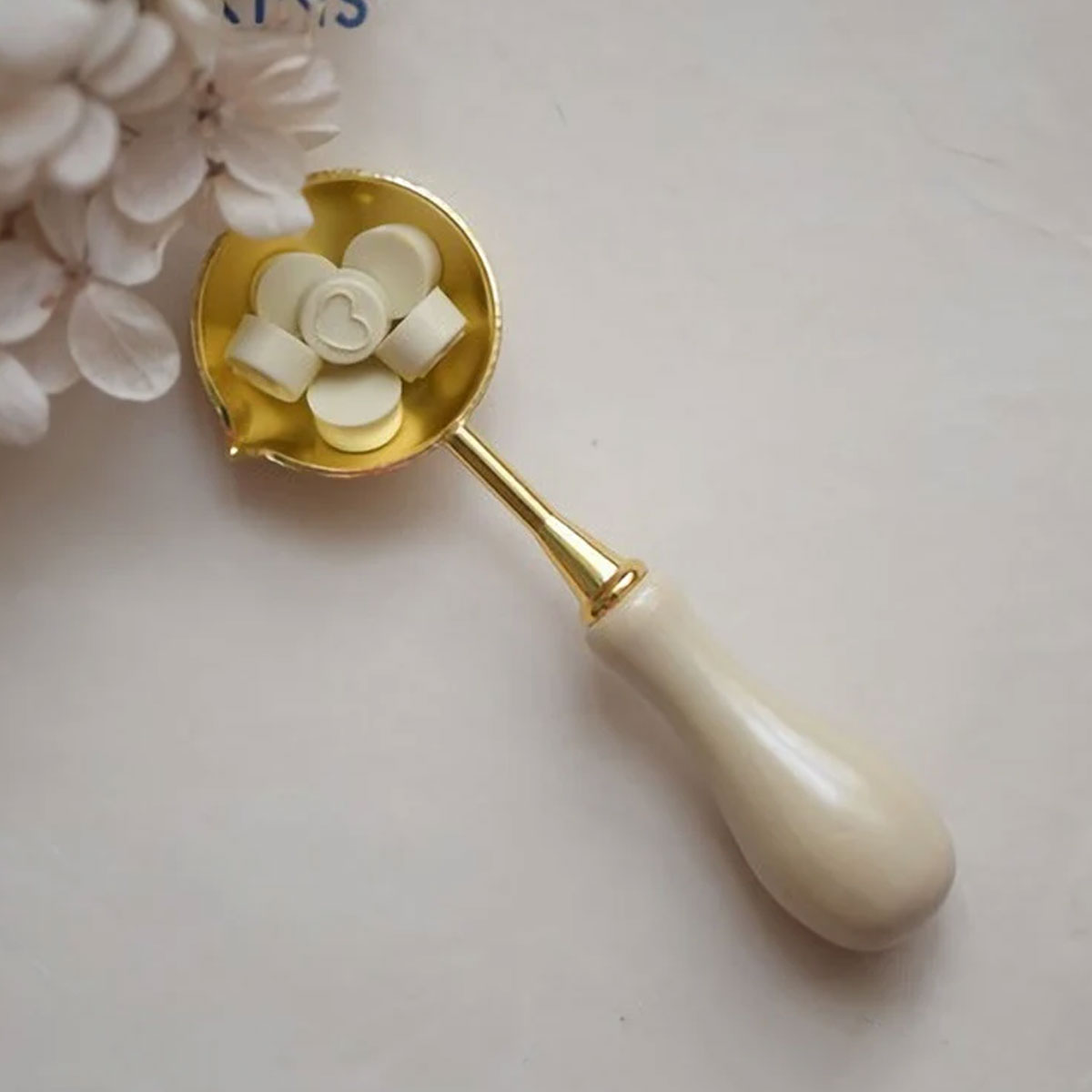 Metala-karote-Gold,-zimoglakas-kausesanai,-Cream