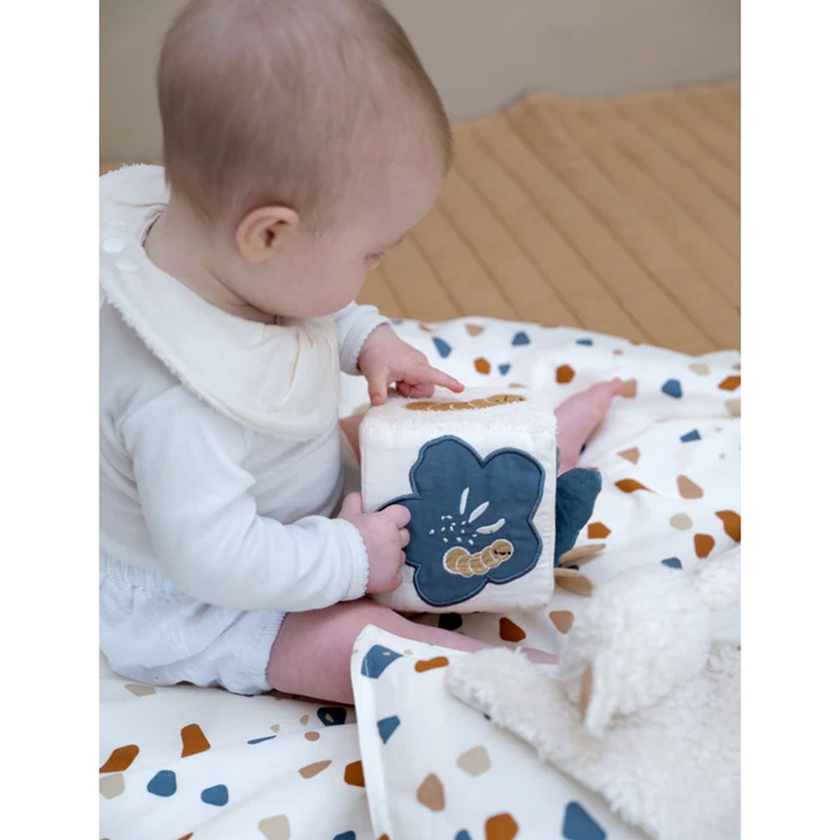 2_Auduma-Kubs,-Fabric-Cube,-Little-Butterfly
