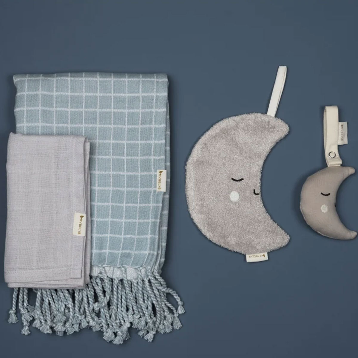 2_Kokvilnas-sedzina-Baby-Blanket,-Grid,-Cottage-Blue,-Fabelab