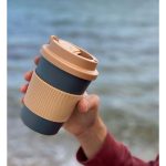 2_Kruze-lidznemsanai-To-Go-Coffee-Cup,-Blue-Spruce_Caramel,-Fabelab