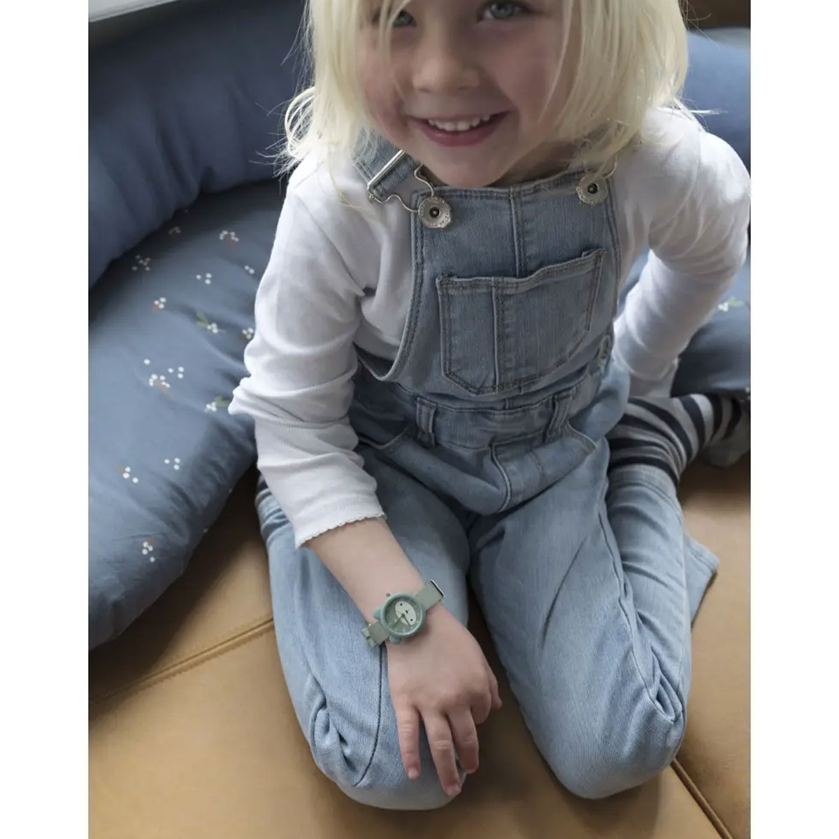 2_Rokaspulkstenis-Kids-Watch-Bear,-Cottage-Blue,-Fabelab Fabelab Rokas pulkstenis bērniem zilā krāsā ar regulējamu siksniņu un lāča motīviem
