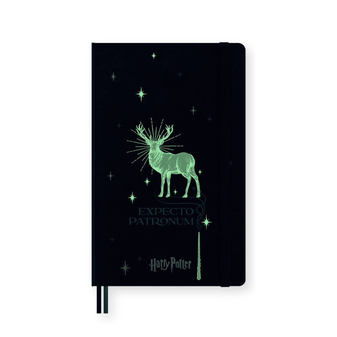 Harry_potter-moleksine (2) Piezīmju grāmata no Moleskine Harry Potter Spells Collection limitētas sērijas kolekcijas. 176 lapaspuses, 100 g papīrs. Līniju lapas. Vāka ilustrācija tumsā spīd.