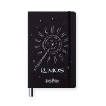 Piezīmju grāmata no Moleskine Harry Potter Spells Collection limitētas sērijas kolekcijas. 176 lapaspuses, 100 g papīrs. Līniju lapas. Vāka ilustrācija tumsā spīd.