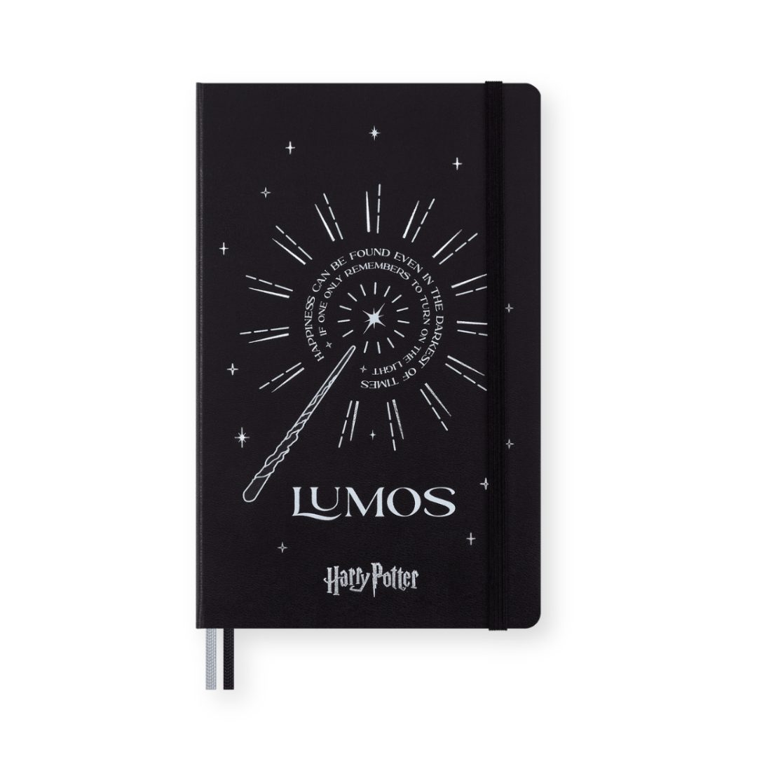 Piezīmju grāmata no Moleskine Harry Potter Spells Collection limitētas sērijas kolekcijas. 176 lapaspuses, 100 g papīrs. Līniju lapas. Vāka ilustrācija tumsā spīd.