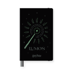 Piezīmju grāmata no Moleskine Harry Potter Spells Collection limitētas sērijas kolekcijas. 176 lapaspuses, 100 g papīrs. Līniju lapas. Vāka ilustrācija tumsā spīd.