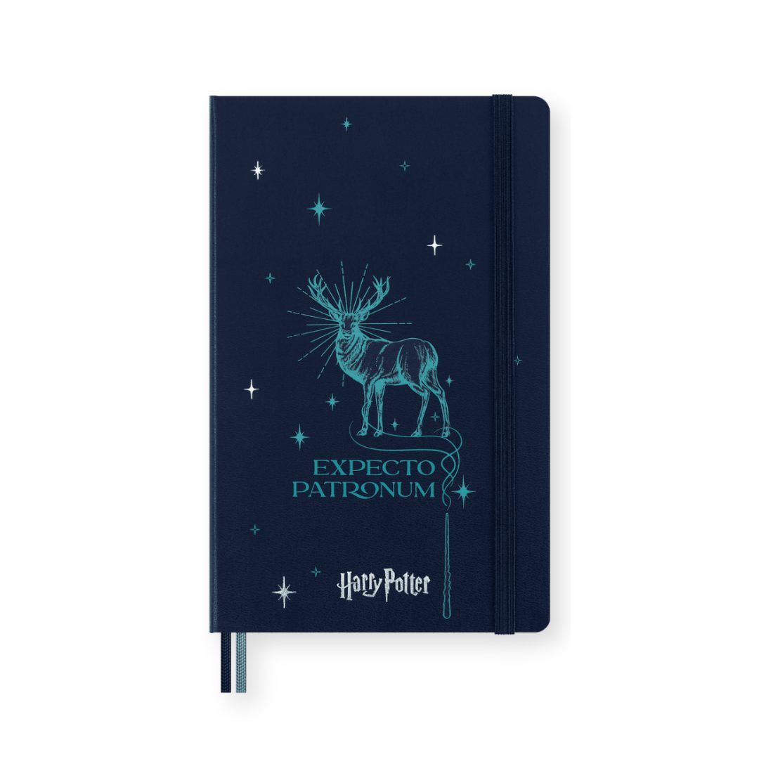 Harry_potter-moleksine Piezīmju grāmata no Moleskine Harry Potter Spells Collection limitētas sērijas kolekcijas. 176 lapaspuses, 100 g papīrs. Līniju lapas. Vāka ilustrācija tumsā spīd.