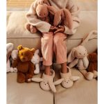 2_Miksta-rotallieta-Berto-Bear-Teddy,-Golden-Caramel,-Liewood Liewood mīkstā rotaļlieta bērniem Berto Dog Teddy, krāsā Sandy