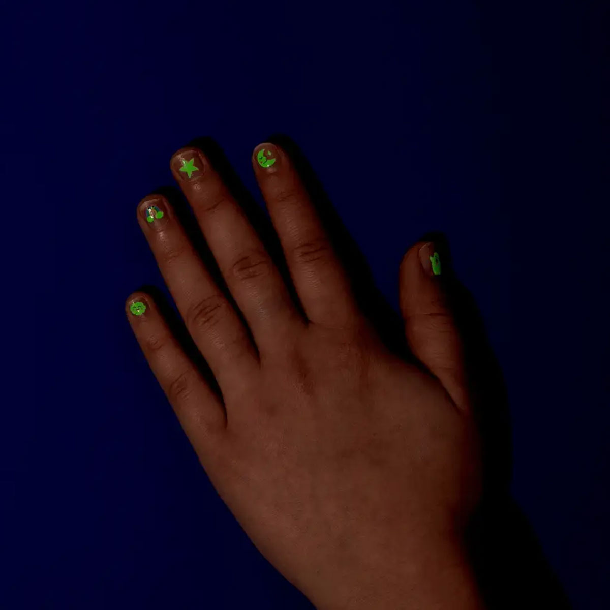2_Nagu-uzlimes-Glow-Party,-Omy