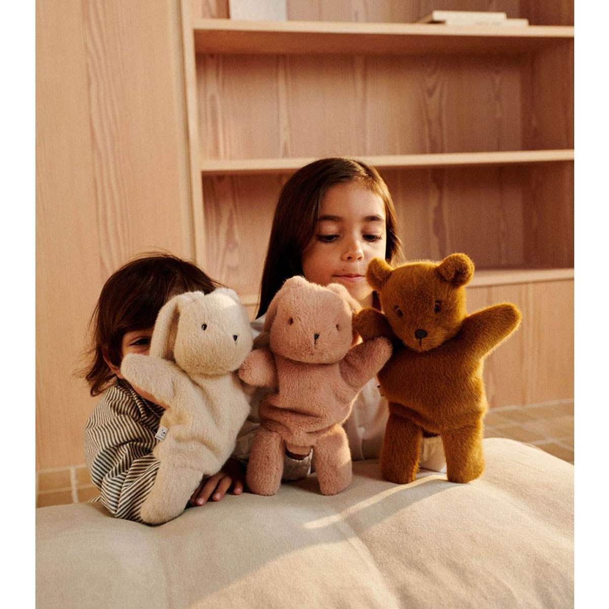 2_Rokas-lelle-Honor-Rabbit-Hand-Puppet,-Pale-Tuscany,-Liewood