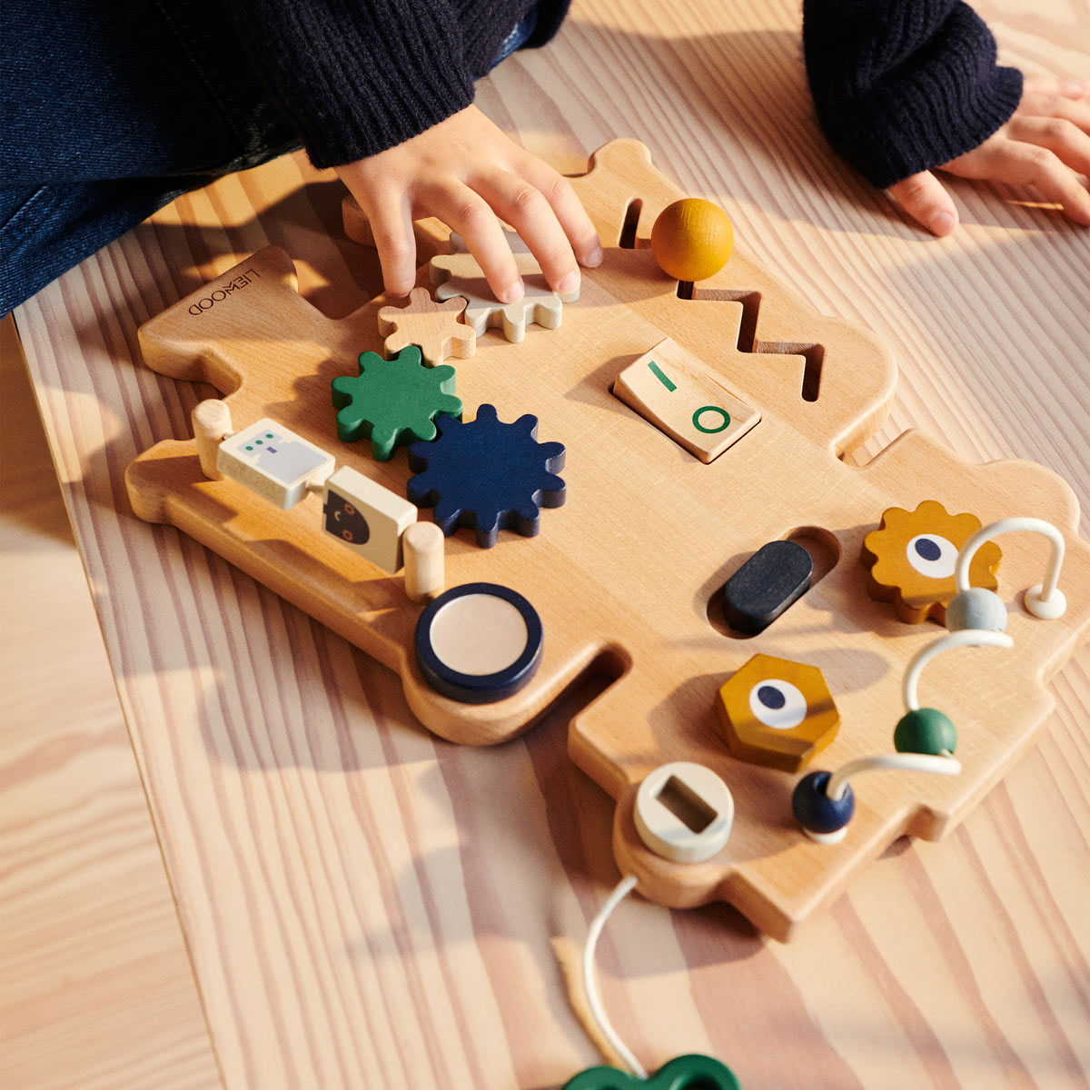 2_Aktivitasu-delis-Carola-Robot-Play-Board,-Indigo-blue-multi-mixx,-Liewood