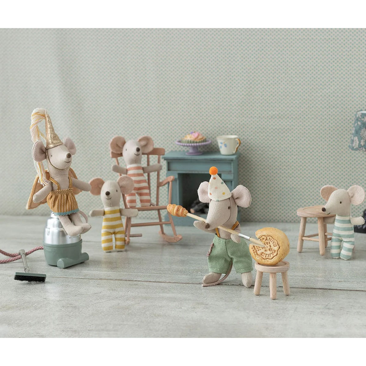 2_Rotalu-apgerbs-cemodana-Clown-clothes,-Mouse,-Maileg