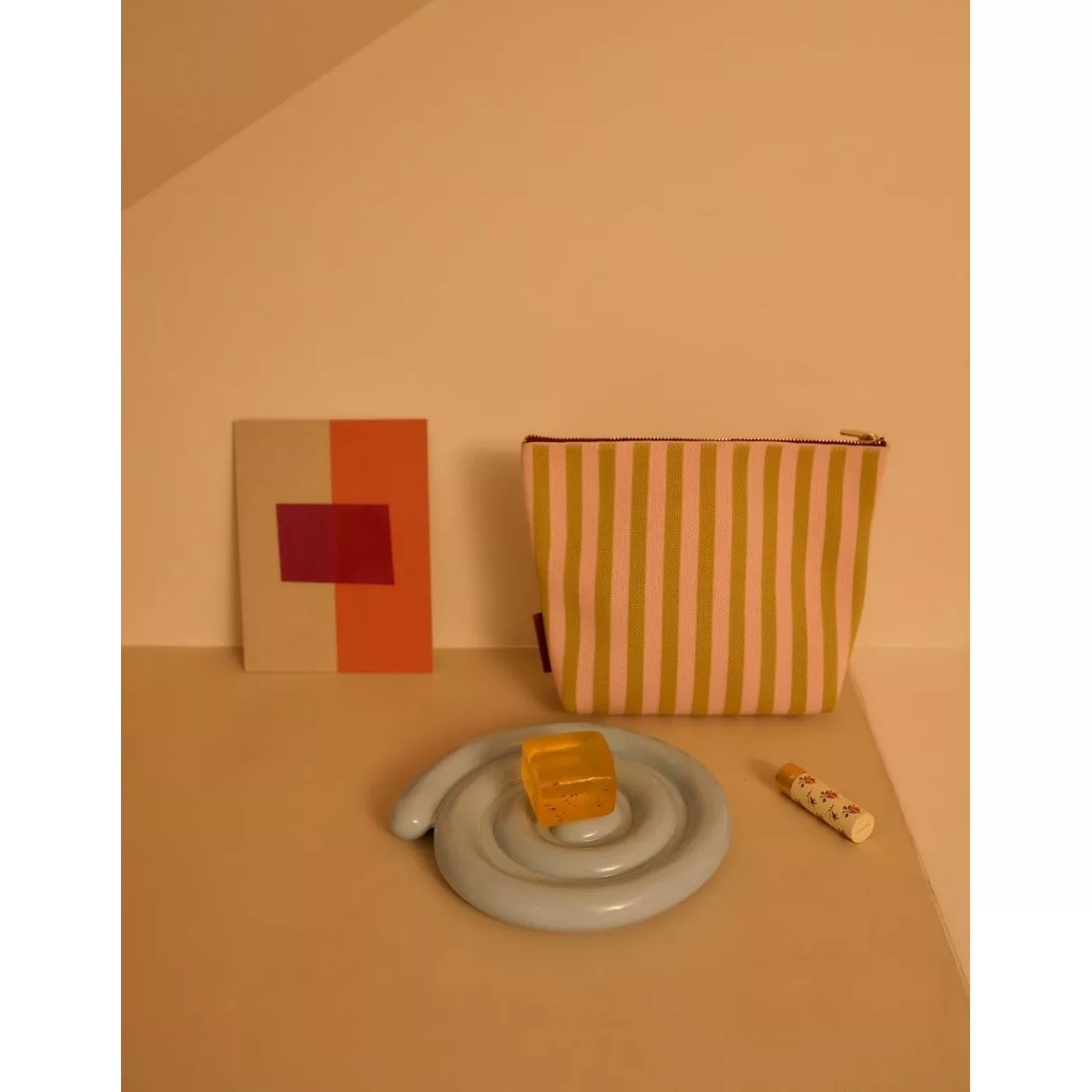 4_Kosmetikas-maks-Knitted-Stripes,-dolce-pink-+-lemon-leaf,-The-Sticky-Sis-Club The Sticky Sis Club kosmētikas maks knitted sripes, dāvanu ideja viņai