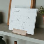 2025_gada_kalendars_manilla Manilla 2025.gada galda kalendārs, koka statīvā