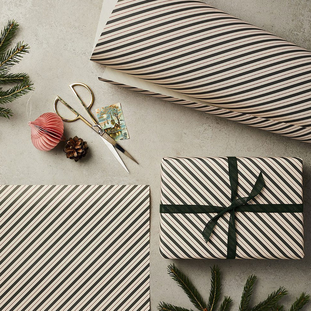 2_Davanu-iesaiņojamais-papīrs-Christmas-Stripes,-loksne