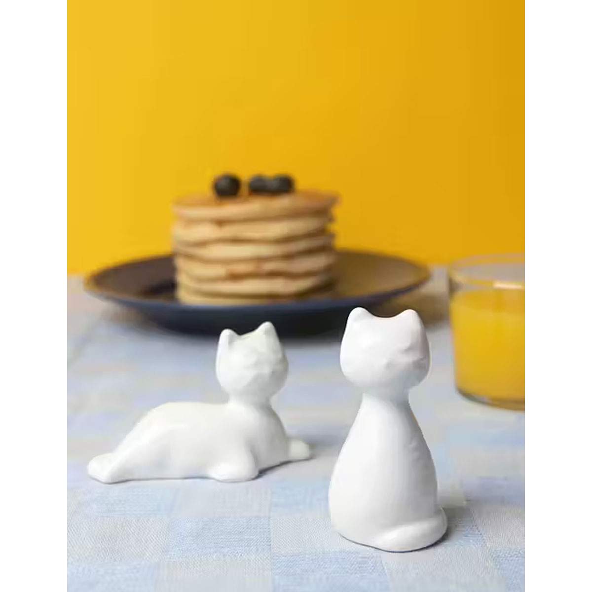 2_Sals-un-piparu-trauki-Cats,-White