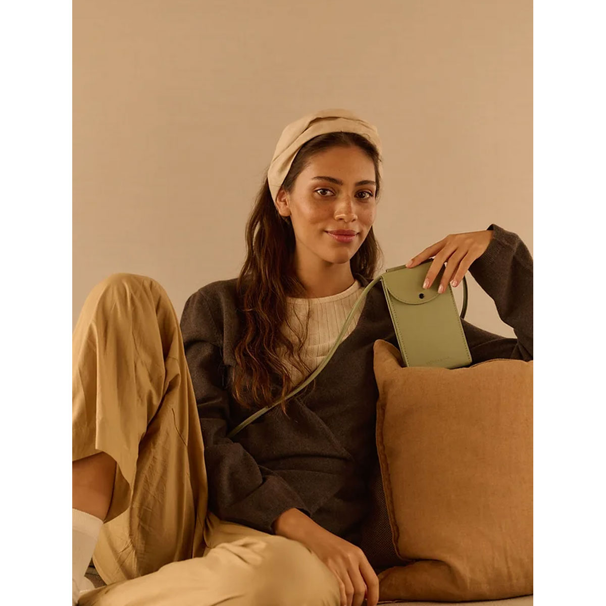 2_Telefona-macins-Pouch,-Peridot,-Monk-and-Anna