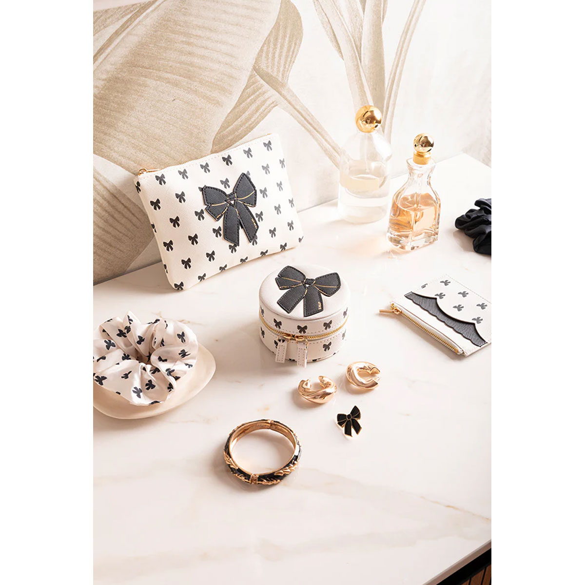 3_Rotaslietu-macins-Black-Bow,-All-the-ways-to-say