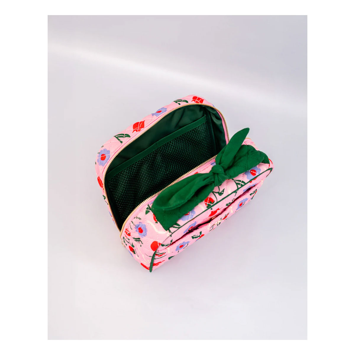2_Maks-Cherry-Lips,-Getaway-Toiletry-Bag,-Ban