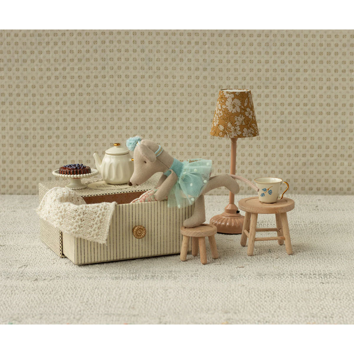 2_Miksta-rotallieta-Dance-mouse-in-daybed,-Maza-pelu-masa,-Maileg