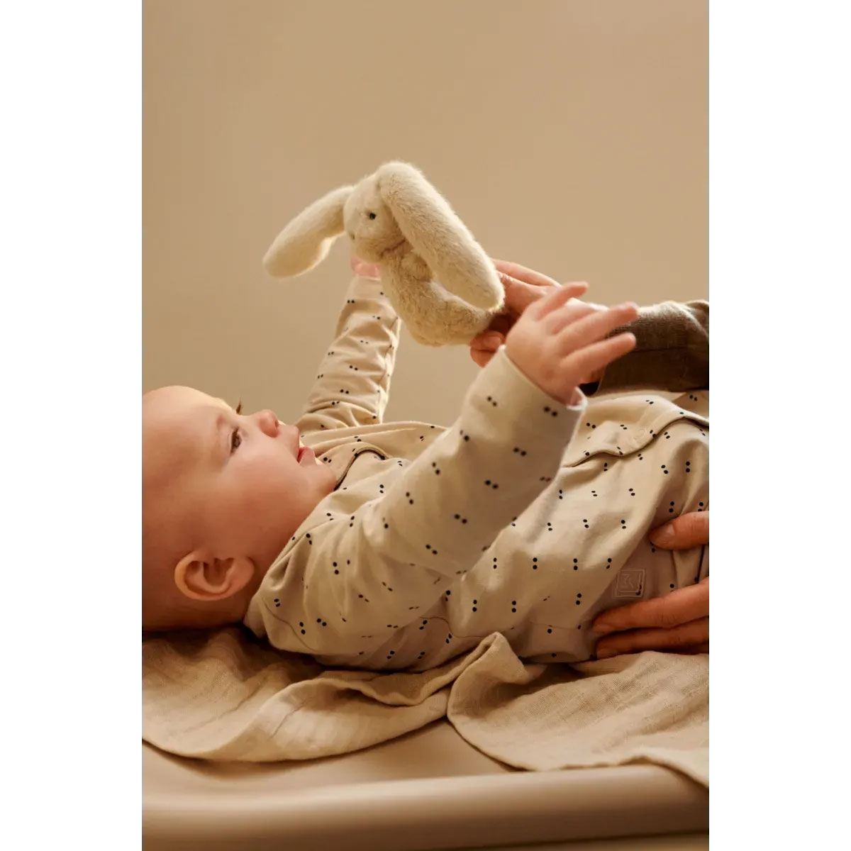 2_Grabulis-Romain-Rabbit-Rattle,-Pale-tuscany,-Liewood