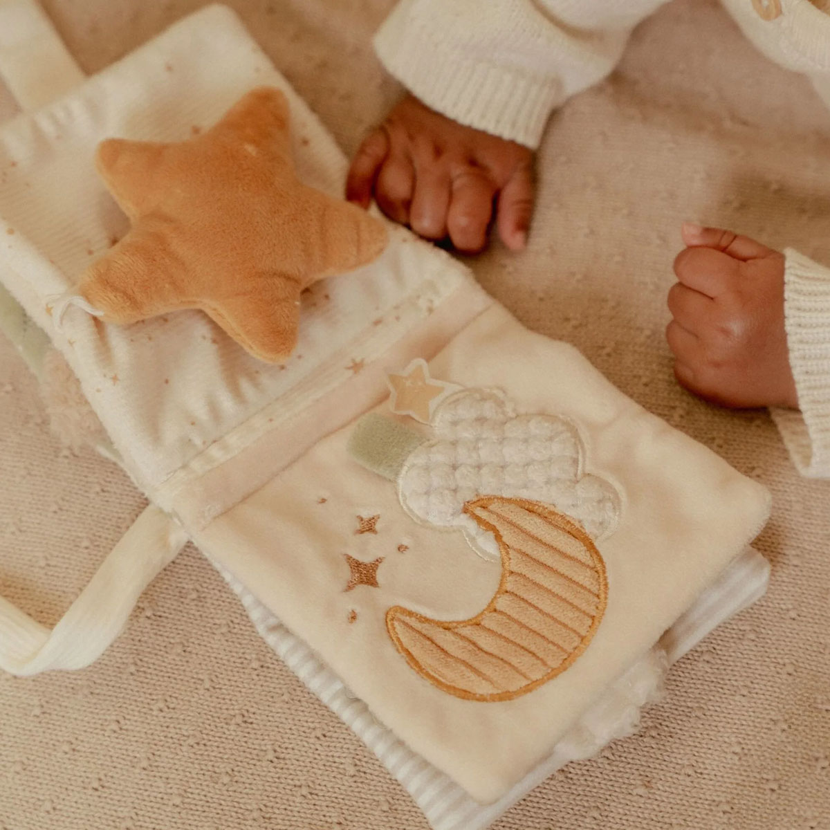 2_Mazula-aktivitasu-gramata-Newborn-Naturals,-maza,-Little-Dutch