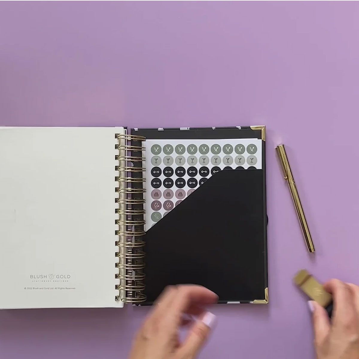 2_Pildspalvas-cilpa-Pen-Loop-Holder,-Black,-Blush-and-Gold