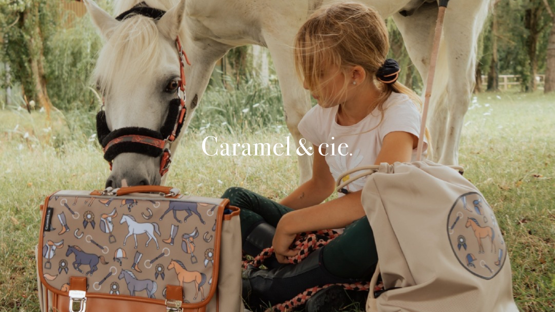 Caramel & cie franču bērnu mugursomas – vieglas, ergonomiskas un ilgtspējīgas. Skaists dizains un komforts skolas ikdienai.