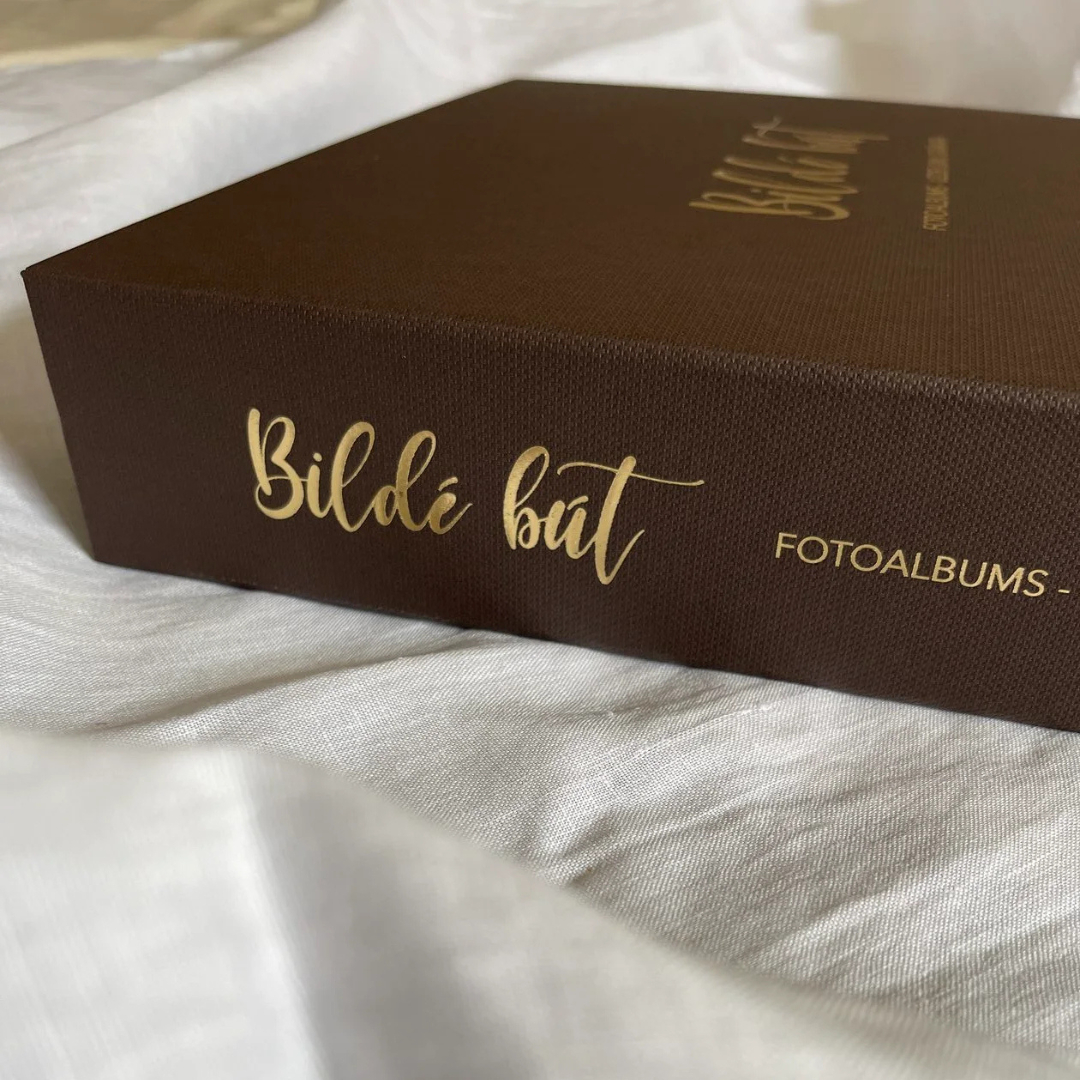 bildē_būt_fotoalbums_uzdevumu_grāmata (10) Fotoalbums "Bildē būt" ar tumši brūnu vāku un zelta vāka apdruku. Albumam ir magnētiska aizdare un melns metāla riņku mehānisms iekšlapu stiprināšanai.