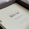 bildē_būt_fotoalbums_uzdevumu_grāmata (11) Fotoalbums "Bildē būt" ar tumši brūnu vāku un zelta vāka apdruku. Albumam ir magnētiska aizdare un melns metāla riņku mehānisms iekšlapu stiprināšanai.