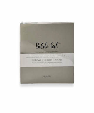 Fotoalbums "Bildē būt" ar bēšu vāku un melnu vāka apdruku. Albumam ir magnētiska aizdare un melns metāla riņku mehānisms iekšlapu stiprināšanai.