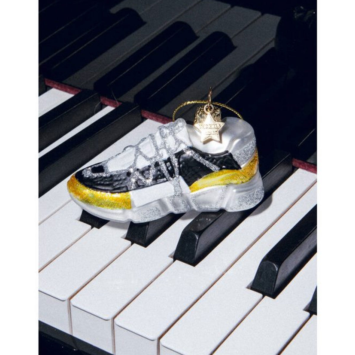 2_Stikla-dekors-Black-&-yellow-sneaker,-6-cm